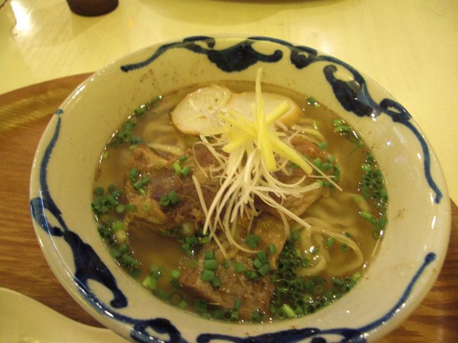 ランチは読谷の「金月(きんちち)そば」へ<br />このお店は4日目のランチにも行ったのですが美味しかった話を夫にしたら行きたいというのでまた訪れてしまいました。<br />今日は軟骨ソーキそばです。<br />