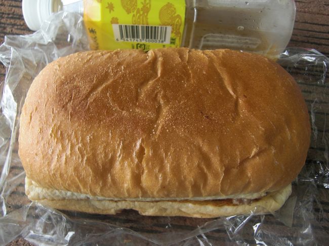 北谷に向かう途中「道の駅かでな」に寄りました。<br />名物のジャンボチーズバーガーです。<br />ペットボトルと大きさを比べてくださいね。ペットボトルは500mlです。<br />大きいだけじゃなくてお味もgoodです。