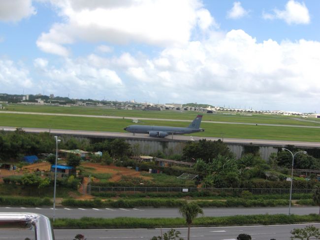 「道の駅かでな」の屋上展望台に行ってみました。目の前は米軍の嘉手納基地で滑走路が一望できます。<br />ここで行き交う米軍の歩行機の迫力と轟音を聞いていると同じ日本人として基地問題がとても身近に感じられました。<br />