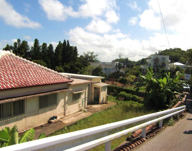 北谷でしばらく遊んだ後は北中城村の「中村家住宅」へ行きまいた。<br />中村家住宅近くの街並みです。