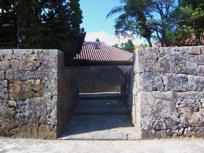 「中村家住宅」は国指定重要文化財で、戦前の沖縄の住宅様式の特色をすべて備えている上層農家の建物だそうです。沖縄本島でこのように屋敷構えがそっくり残っているのはきわめて珍しいそうです。<br /><br />ひんぷん(顔隠し塀)のある門