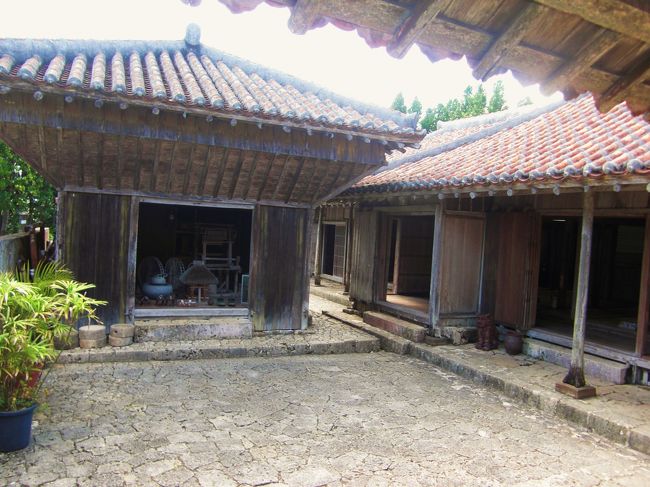 右がウフヤ(母屋)。正面はメーヌヤー(家畜小屋兼納屋)。