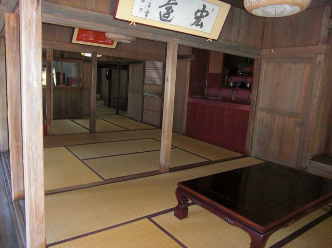 母屋内。手前が一番座。奥が仏壇のある二番座。