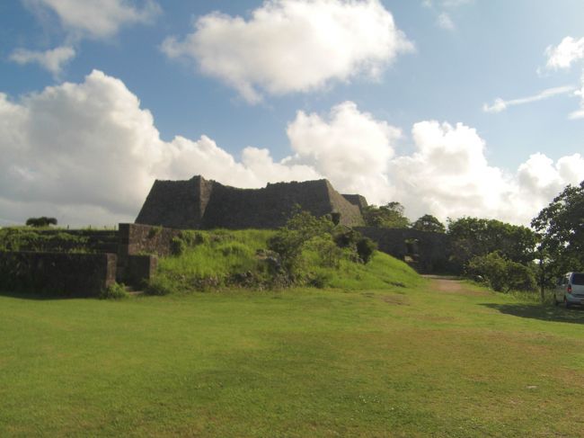 ここを見学するのは暑そうだなぁと思っていたのですが、高台のためか涼しい風がよく通り気持ちのいい場所でした。<br />しかも想像していたより遥かに壮大な城跡でした。<br />連郭式の山城で六つの郭(くるわ)で構成されているとのことです。<br /><br />ここは三の郭。