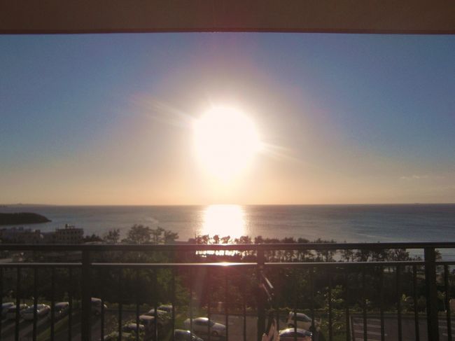 ホテルに戻って、間もなく日没の時刻。部屋のベランダからの景色です。