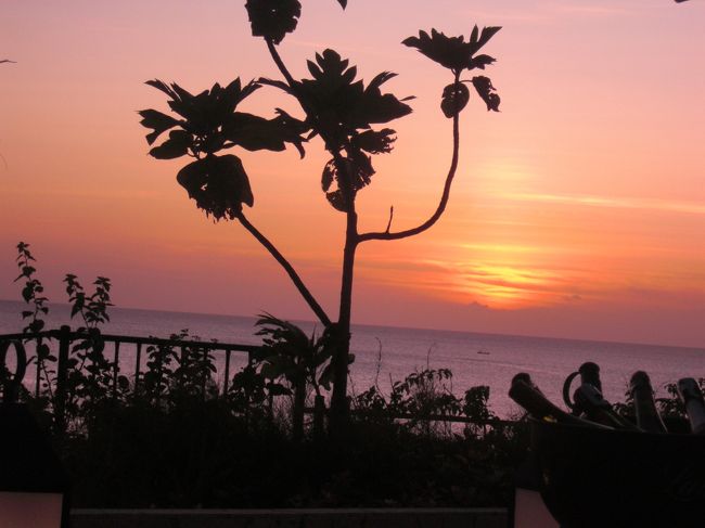 今日の夕食はホテルのダイニング、オレンジ。予約していたテラス席からの眺めです。<br />