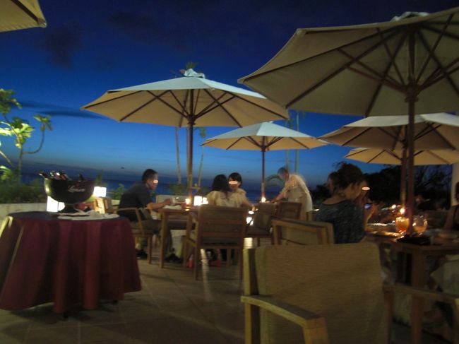 夕暮れ後のテラス席。なかなかいい雰囲気です。<br />カップルが多いのかと思っていましたらファミリーが７〜８割でした。<br />小さなお子さま連れのファミリーも多かったです。<br /><br />テラス席は人気なので予約された方がいいです。ちなみに私たちは４週間前に予約しました。