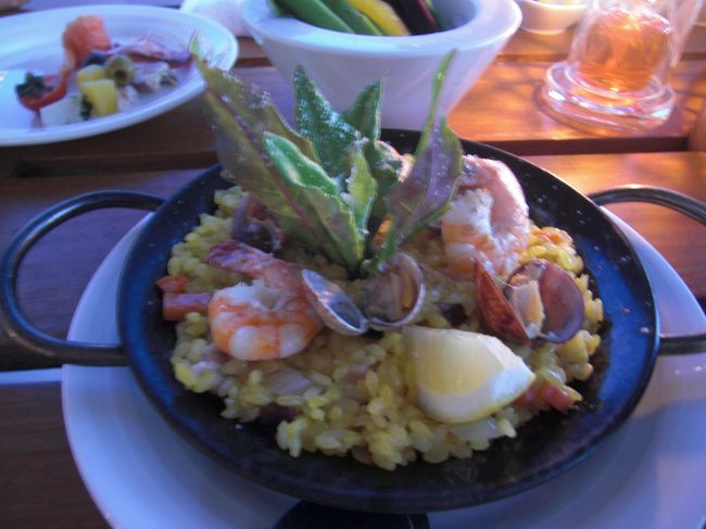 沖縄パエリア　魚介類の他にゴーヤや紅いもなどが入っていました。<br />美味しかったです。一番人気のパエリアだそうです。