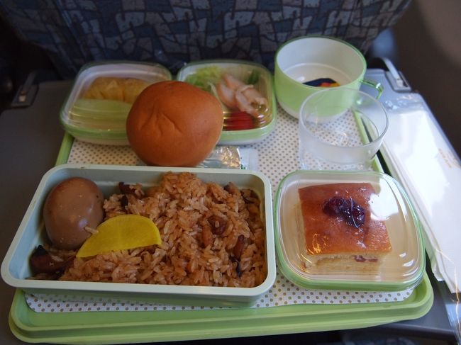 機内食はおこわとチャーハンが選べました。<br /><br />私はおこわを選択。<br />おいしかったです〜。