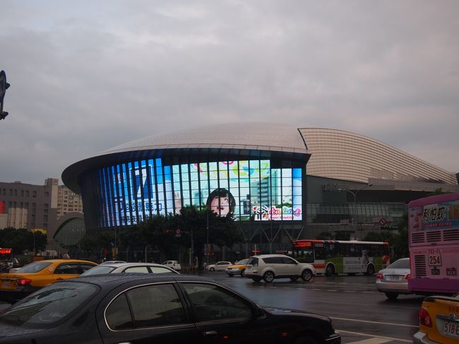 やってきたのは台北アリーナもある南京東路駅。