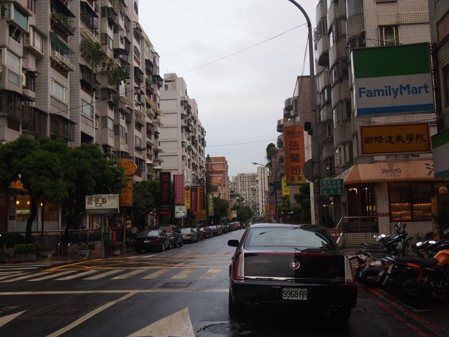 この道の奥にあるはず〜。