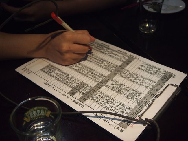 紙にオーダーを書いて注文。