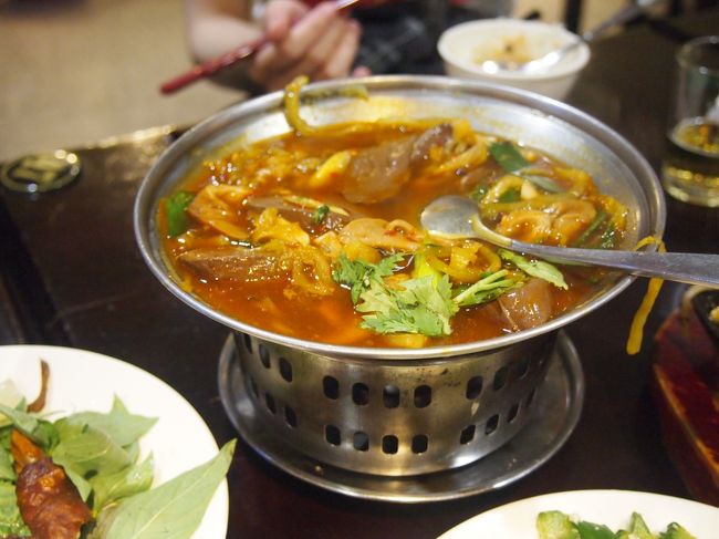 これはブタの血？の料理。。。<br />恐る恐る食べるも。。。。熱々でおいしい〜。