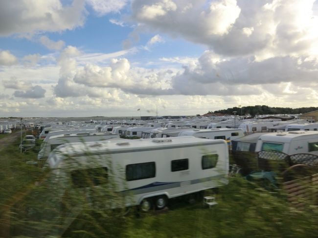 スエーデン　ヨーテボリからすぐのところです・・・海にはキャンピングカーが・・・びっしり・・・<br /><br />寒いんですよ・・・