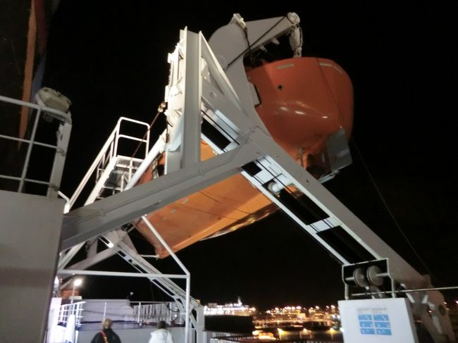 しばらくすると汽車ごとフェリーに