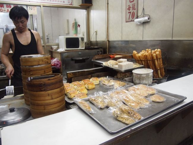 駅まで帰る途中にあったお店。<br /><br />台湾の朝ごはんといったらこういうお店なんですって〜。