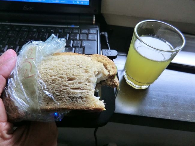 到着して朝食・・・お茶に、サンドイッチ<br /><br />ネットがすこぶる遅い・・・写真一枚に５分・・・でも三日前のダンスでフクラハギが痛い・・・<br /><br />昨日の乗馬で股が痛い・・・　なのでっ今日は休養