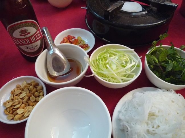 二階のクーラーのきいた部屋に通された。<br />メニューはなし。<br />チャーカー二人前とビールを注文。<br />ビールは小瓶で30000ドン（120円）と結構高い・・・<br />ネギ、香草、ブン、ピーナッツ、タレ、唐辛子がセッティングされました。<br />