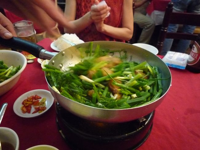 店員が鍋にネギとディル入れてシャシャシャッと炒めてくれます。<br />おいしそう〜♪<br />