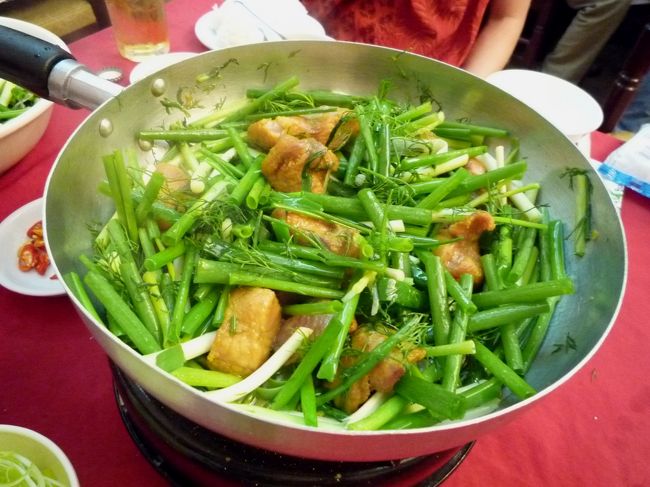 出来上がり〜〜♪<br />おいしそうでしょ。ネギとディルの香りがとってもさわやか。<br />ネギはまだいっぱいある。<br />鍋のネギ食べちゃってから頼むとまた炒めてくれます。<br />普通は自分たちで炒めるんでしょうなあ。すんません外人で。