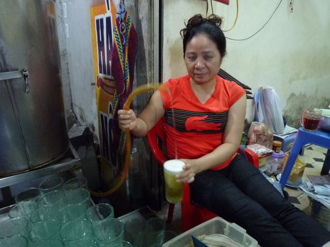 ビアホイ一杯8000ドン（32円）<br />注文ごとにおばちゃんがタンクからホースで注いでくれます。<br />サーバーでもないのにちゃんと泡立ってるし、まだ冷えてた。<br />巨大タンクが空になると早くても店じまいらしい。