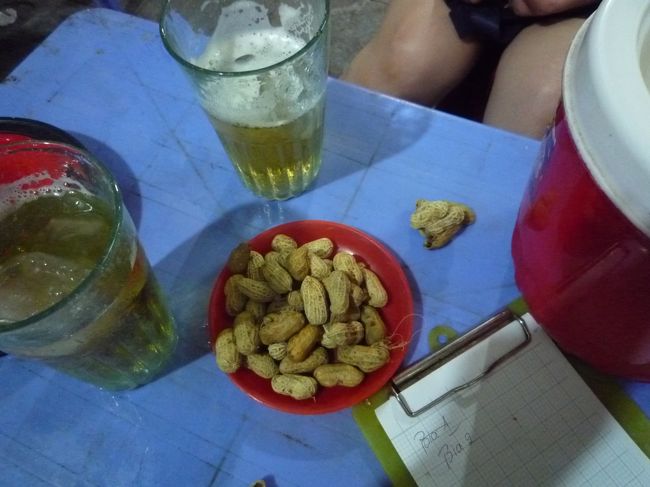 「茹でピーナッツ」10000ドン（40円）<br />テーブルに最初から置いてありますが有料です。<br />手をつけなけりゃ請求されない。<br />でも茹でたのって案外おいしいよね♪<br /><br />しかしこの店はトイレが強烈に汚かった〜<br />今回の旅No.1のトイレキタナシュランに決定！<br />まったり地元感は一番だけど。<br />ノラ2杯、連れ1杯ビアホイ飲んでご帰還〜。