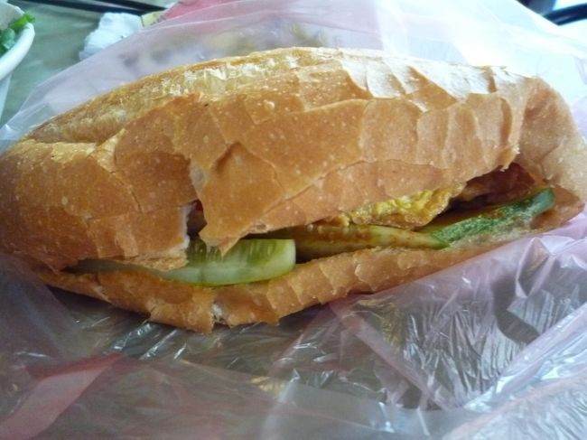 その路地入口にあるバインミー屋台で「Banh My Thit」を購入。<br />肉あるもの全部＋卵焼き入りで25000ドン（100円）<br /><br />今回まだアジノモト味の残念なバインミーしか食ってないんで、リベンジ！<br />