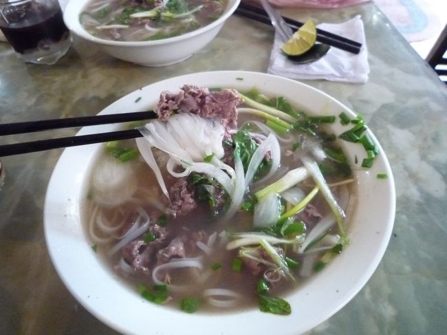 ここのは麺が多い！<br />スープはおいしいけどエクセレントではないかなあ。<br />かなり野性味溢れる味は、アッサリ好きの日本人には好みが分かれるところ。。<br />お？！途中でチリソース入れたらさわやかになっておいしくなった！この手のどっしり牛スープはチリソースが合うみたい。<br /><br /><br />