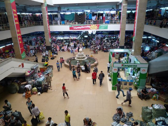 ホアンキエム湖から出る電気カーに乗ってみたかったんだけど、「乗り合いはない、ドンスアンまで貸切で150000ドン（600円）だ」だって！<br />誰が乗るかそんなの！タクシー初乗り12000ドン（48円）なのにボッタクリすぎる！結局タクでドンスアン市場まで35000ドン（140円）。<br />電気カーの1/4の値段で着きました。<br />ドンスアンは衣料品や生地、日用雑貨メインであまり観光客には用はないかな。<br />すぐ退散。