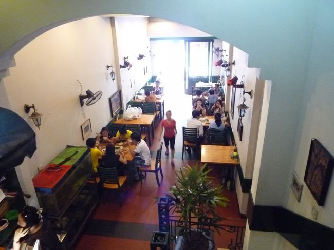 嫌味すぎないかわいい店内。<br />うちらは二階席へ〜。<br />