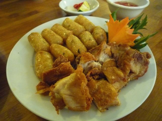 「Deep Fried Chicken with Sticky Roll」　鶏の唐揚げ＆餅揚げ　65000ドン（260円）<br />メニューにお勧めマークつきだった一品。<br />鶏がおいしい！！ベトナムの鶏はやっぱ朝絞めだから？肉が締まっててジューシーでほんとうまい！<br />シンプル塩味です。<br />餅はスティッキ〜って感じで歯にくっつく。腹に溜まっちゃう付け合せは鶏とはどうなのかなあ？