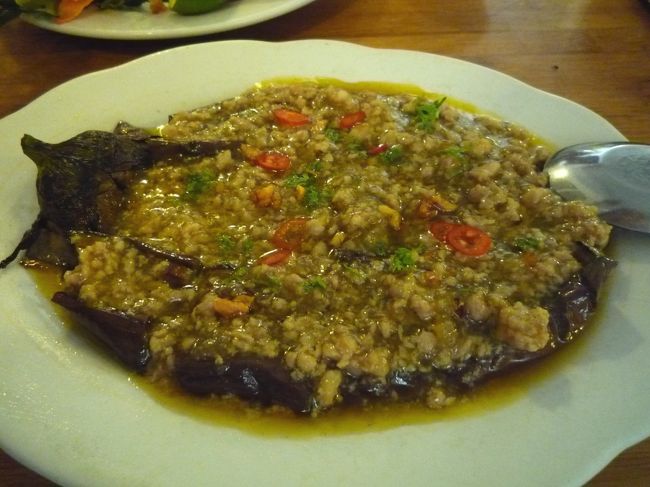 「焼き茄子」　35000ドン（140円）？<br />焼き茄子に挽肉あんがタップリ♪<br />味が濃すぎず、茄子とろりんで具沢山。とってもおいしい！<br /><br />