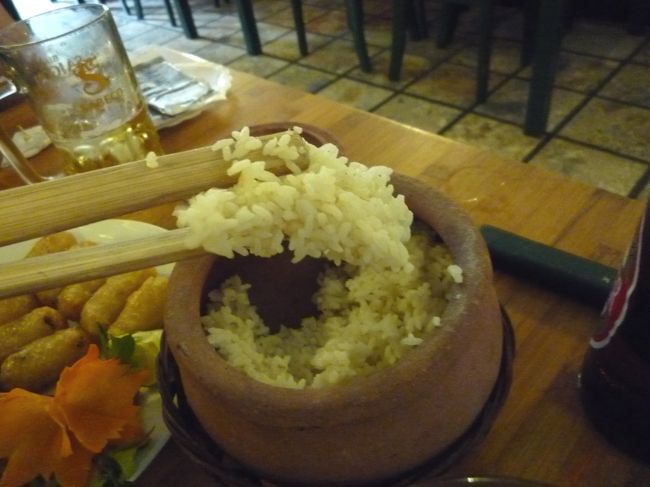 ご飯はうるち米にしては結構粘度が高い。竹のへらでかき混ぜます。<br />ちょこっとオコゲも♪<br />このお店は全体的にすべてごく薄味。ご飯が進みません（笑）<br /><br />ビール1本22000ドン（88円）X6本（！）飲んで、〆て312000ドン（1240円）