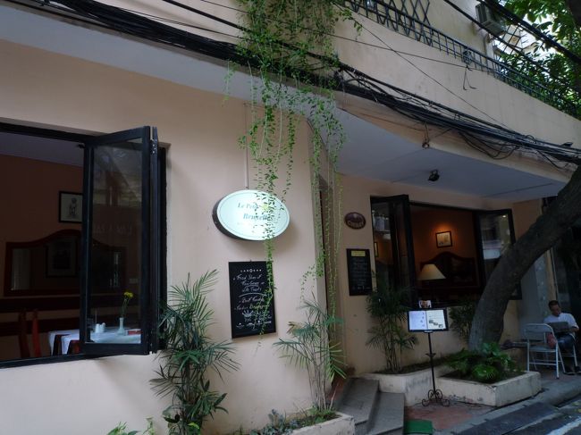 大教会右側のAu Trieu通りにある『〜？ブリュッセル』という店で休憩ビール。白いテーブルクロスが映えるオサレなお店。<br />連れが店の対面のトップスポットという店でネイルしてる間待機です。