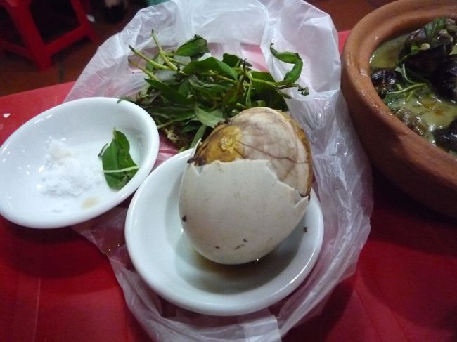 持ち込みの「ホッビッロン」蒸し孵化卵　8000ドン（32円）だったか？<br />これオイラ大好きなんよ♪<br />鶏の旨味と食感が堪らん！日本でも発売してくれ！