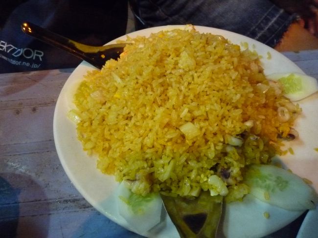 「海鮮炒飯」70000ドン(280円）<br />最初海鮮焼きそばが来ちゃって「これじゃない！炒飯や！」って付き返したためか、非常にしょぼい炒飯でした（涙）<br />焼そばで炒めちゃった具材だけ引き上げてご飯と炒め直した？？<br />とにかく具が少なく、ご飯も硬くてまずい。閉口。この値段はありえない〜<br />