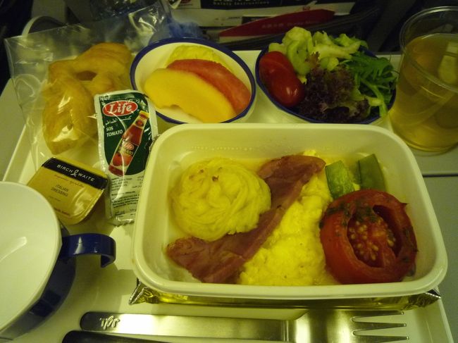 機内泊。<br />ハノイ→成田　JAL　機内食　朝食バージョン<br />「ハッシュドポテトとベーコン、焼トマト添え」<br />朝飯としちゃまあまあか？<br />ただ機内食のハッシュドポテトはジャガイモ粉を溶いたやつだからもちろんうまいってことはない。<br /><br />