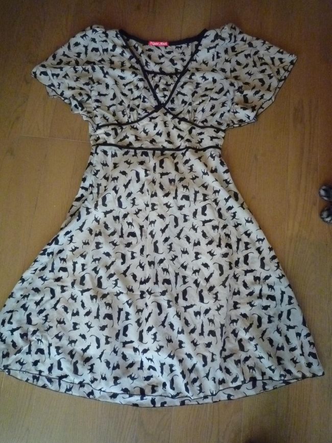 ネコ柄生地でオーダーメイドしたワンピ。<br />ハノイは仕立て屋さんがサイゴンほど見当たらず、適当に飛び込んだHang Gai通りの洋服店でお願いしました。<br />20年以上前のカタログから着られそうな型を選ぶのが大変だった（汗）<br />仕立て代は一着400000ドン（1600円）<br />