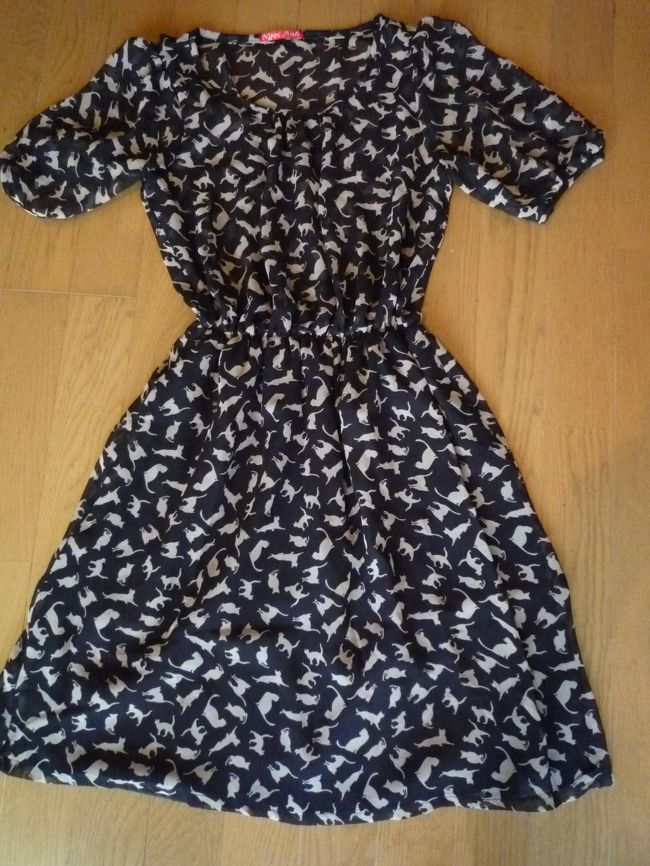 もう一着ネコ柄ワンピ。<br />これはお店のオネイサンにデザイン任した。<br />襟ぐりが狭いしジャストウエストで、やっぱり古臭い形になっちゃった（涙）<br />ウエストのゴムシャーリングを切れば着られるか？<br /><br />ハノイ8日間もいたけど全然飽きなかった♪<br />サイゴンとの食事比較：①食材構成がシンプル②香草が少ない②ネギ多用③トマト多用④ビアホイ屋多い⑤バインミー屋少ない⑥フォー屋多い⑦アルミ製コーヒードリップでコーヒーを出すカフェをほぼ見かけない。などなど。<br />予想以上に食文化が違った！<br />今回ハノイ名物ブンチャーを食べられなかったのが心残り。次回の宿題にします！