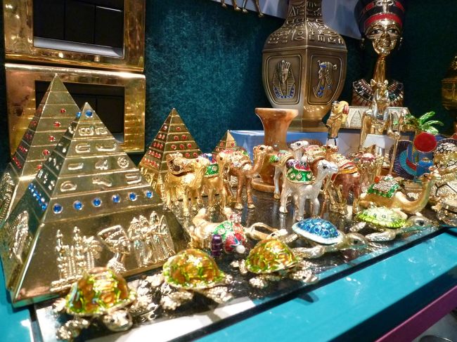 ホテル内のお土産屋。<br />すでにエジプトだね