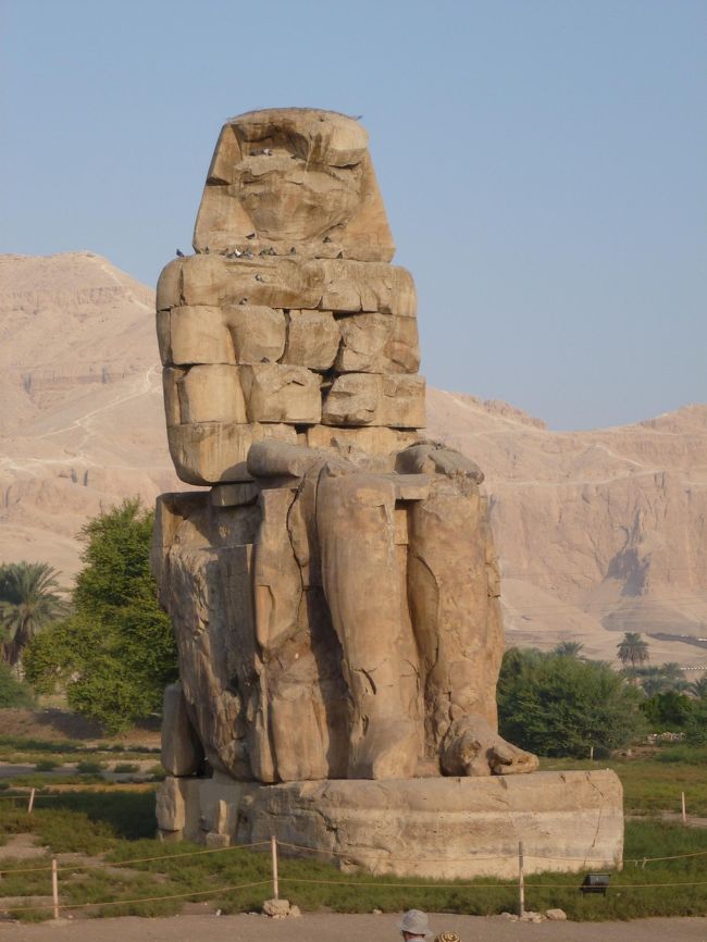 メムノンの巨像。<br />突如現れる謎の銅像。でっかかった。