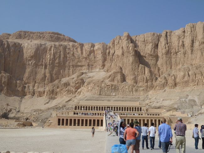 ハトシェプスト女王葬祭殿<br /><br />合成のように綺麗な形。<br />おまけにめちゃくちゃ暑い・・・。<br />お上りさんでスカーフを現地調達し巻く<br />