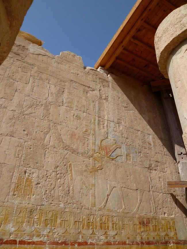 相当昔の壁画が今も色濃く残る。