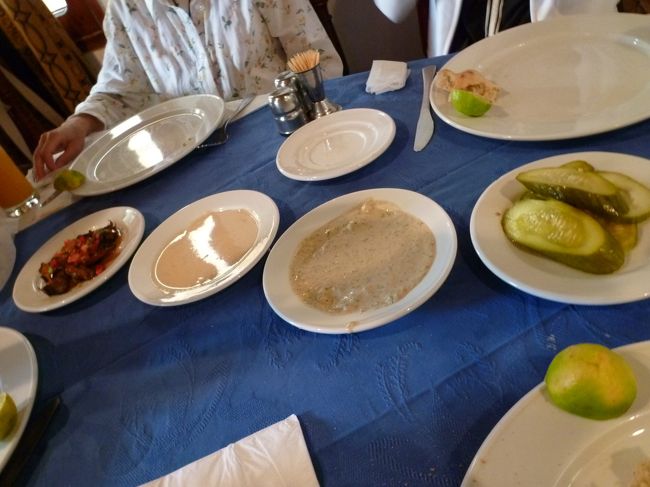 エジプトの定番<br />パンに付けて食べるもの。<br />タヒーナというゴマペーストと<br />ババガヌークというなすのペースト。<br />トルシーというピクルス。