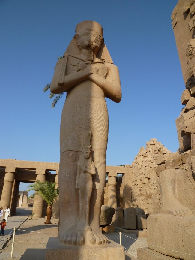 第二塔門の前にあるラムセス２世の巨像