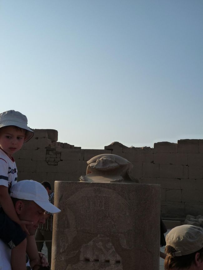 スカラベ（日本で言うふんころがし）の銅像の周りを<br />反時計回りに７周すると願いごとがかなうと言われている。