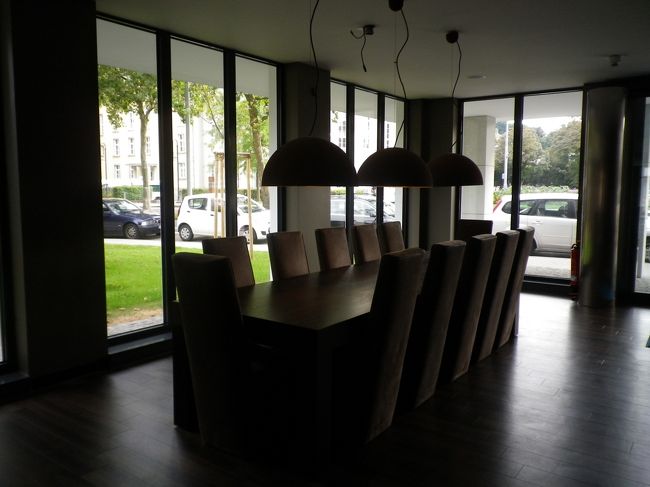 ippuni夫婦の気持ちは、<br />真っ直ぐザールブリュッケンだけに向かっていた。<br /><br />出発前に注油を済ませ、<br />ノンストップで400キロ走り続けた。<br /><br />途中の原発地域ではナビの電波障害に遭ったが、<br />それでも直感で走り続けた。<br /><br />宿所の話をしていなかったので<br />とりあえず、新しく出来た市内のホテルにチェックインした。<br /><br /><br />