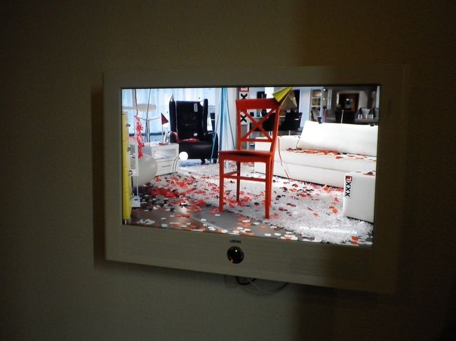 部屋は狭いが新しいからとにかく綺麗だった。<br /><br />市内のメインストリートに近く、<br />川沿いに位置していて立地は抜群。<br />部屋から見える景色もドイツっぽく、<br />駐車場はセキュリティがバッチリだった。<br /><br />Motel One Saarbrucken<br />1泊69ユーロ＋駐車場12ユーロ、前払い。<br />2011年3月オープン。