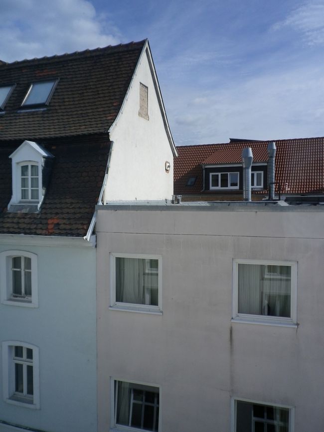 部屋に荷物を置き早速友達に電話をして合流。<br /><br />何故ホテルにチェックインしたのかと怒られながら、<br />まずは夕食のお買い物をすべくデパ地下でショッピング。<br /><br />そして初日は友人宅でご飯を作って食べて<br />夜中の3時半過ぎまでお喋りに花を咲かせてホテルで寝る。<br /><br />