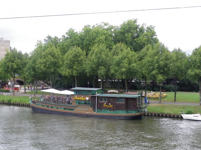 ブランチを食べて、<br /><br />ティータイムをしながらまたお喋り。<br /><br />16時から17時半まで友人夫婦はミサに参加すべく教会へ。<br />ippuni夫婦はその間市内をぶらぶらお散歩。